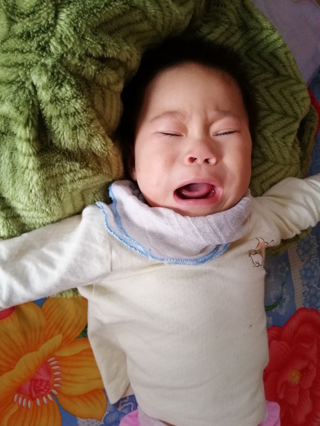 Quặn thắt bé 13 tháng tuổi giàn giụa nước mắt vì đau nhưng không có tiền đến viện - Ảnh 1.