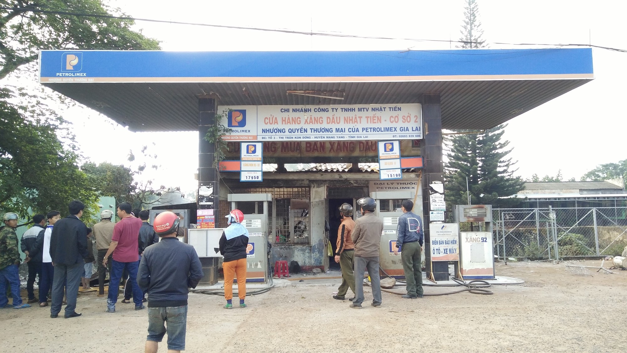 Cháy nhà trong cây xăng, dân đập cửa kêu chủ nhà thoát thân - Ảnh 2. Cháy nhà trong cây xăng, dân đập cửa kêu chủ nhà thoát thân - Ảnh 2.