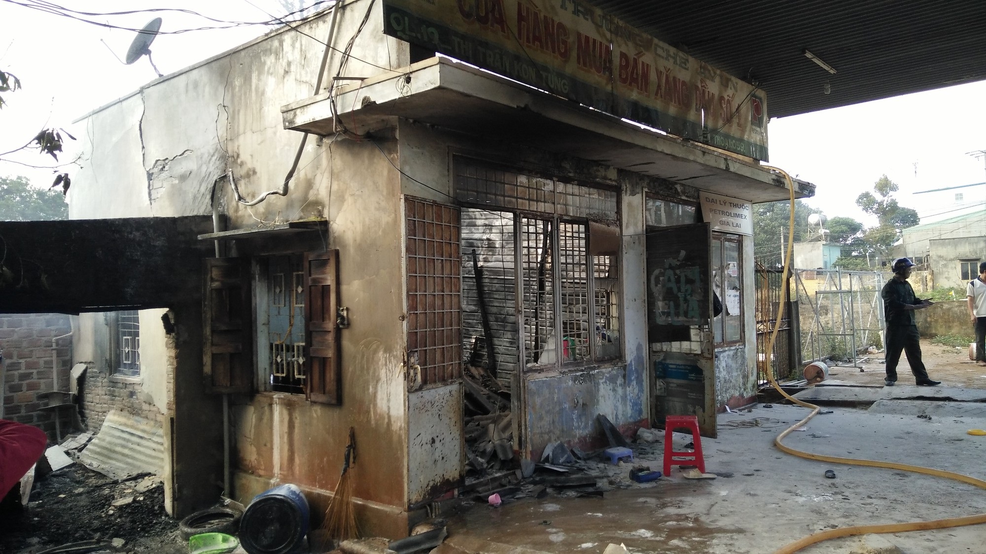 Cháy nhà trong cây xăng, dân đập cửa kêu chủ nhà thoát thân - Ảnh 1. Cháy nhà trong cây xăng, dân đập cửa kêu chủ nhà thoát thân - Ảnh 1.