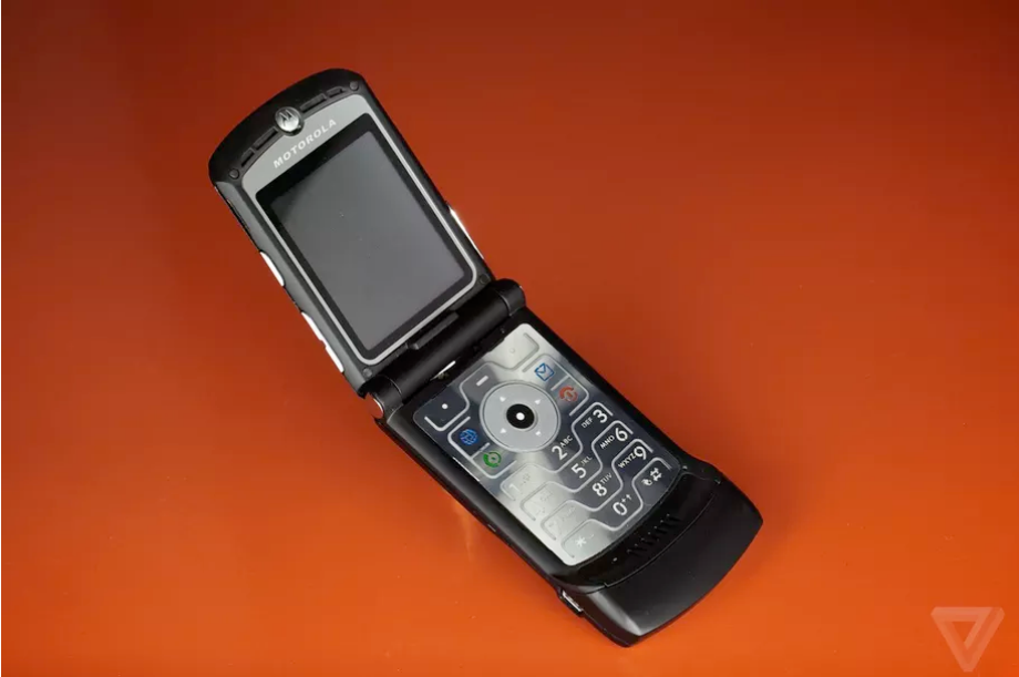 Huyền thoại Motorola RAZR quay lại với màn hình gập, giá 1.500 USD - Ảnh 1.