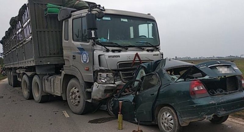 Đại úy Biên phòng tử nạn sau cú tông xe đầu kéo - Ảnh 1.