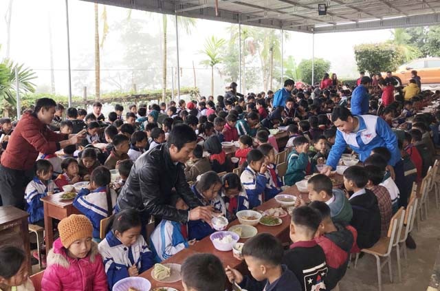 Học sinh vùng cao hào hứng đón Tết sớm - Ảnh 5. Học sinh vùng cao hào hứng đón Tết sớm - Ảnh 5.