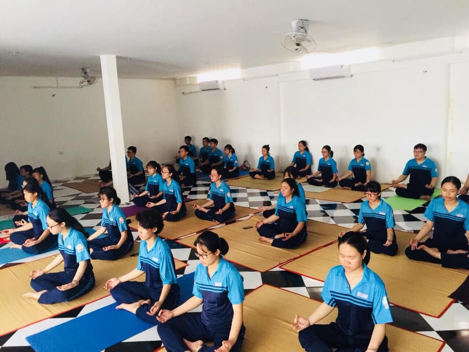 Trường THPT đưa Yoga vào thời khóa biểu chính thức lớp 12 - Ảnh 5. Trường THPT đưa Yoga vào thời khóa biểu chính thức lớp 12 - Ảnh 5.