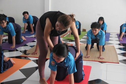 Trường THPT đưa Yoga vào thời khóa biểu chính thức lớp 12 - Ảnh 1. Trường THPT đưa Yoga vào thời khóa biểu chính thức lớp 12 - Ảnh 1.