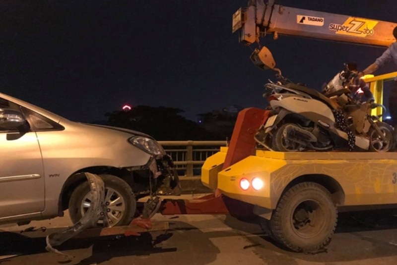 Xe điên tông nhiều xe máy, 4 người bị thương nặng - Ảnh 3. Xe điên tông nhiều xe máy, 4 người bị thương nặng - Ảnh 3.