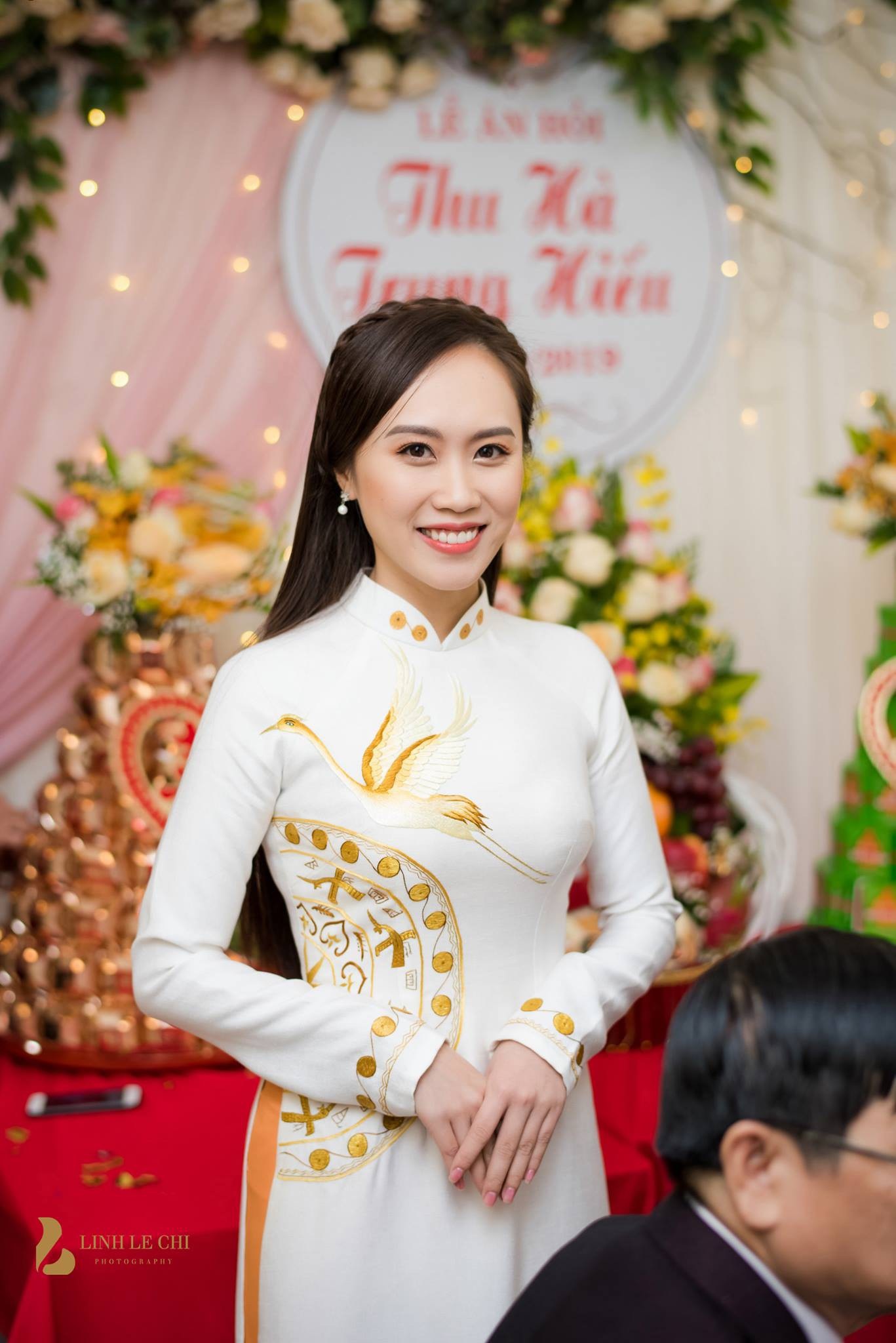 NSND Trung Hiếu hôn vợ 9x đắm đuối trong lễ cưới ở Sơn La - Ảnh 5. NSND Trung Hiếu hôn vợ 9x đắm đuối trong lễ cưới ở Sơn La - Ảnh 5.