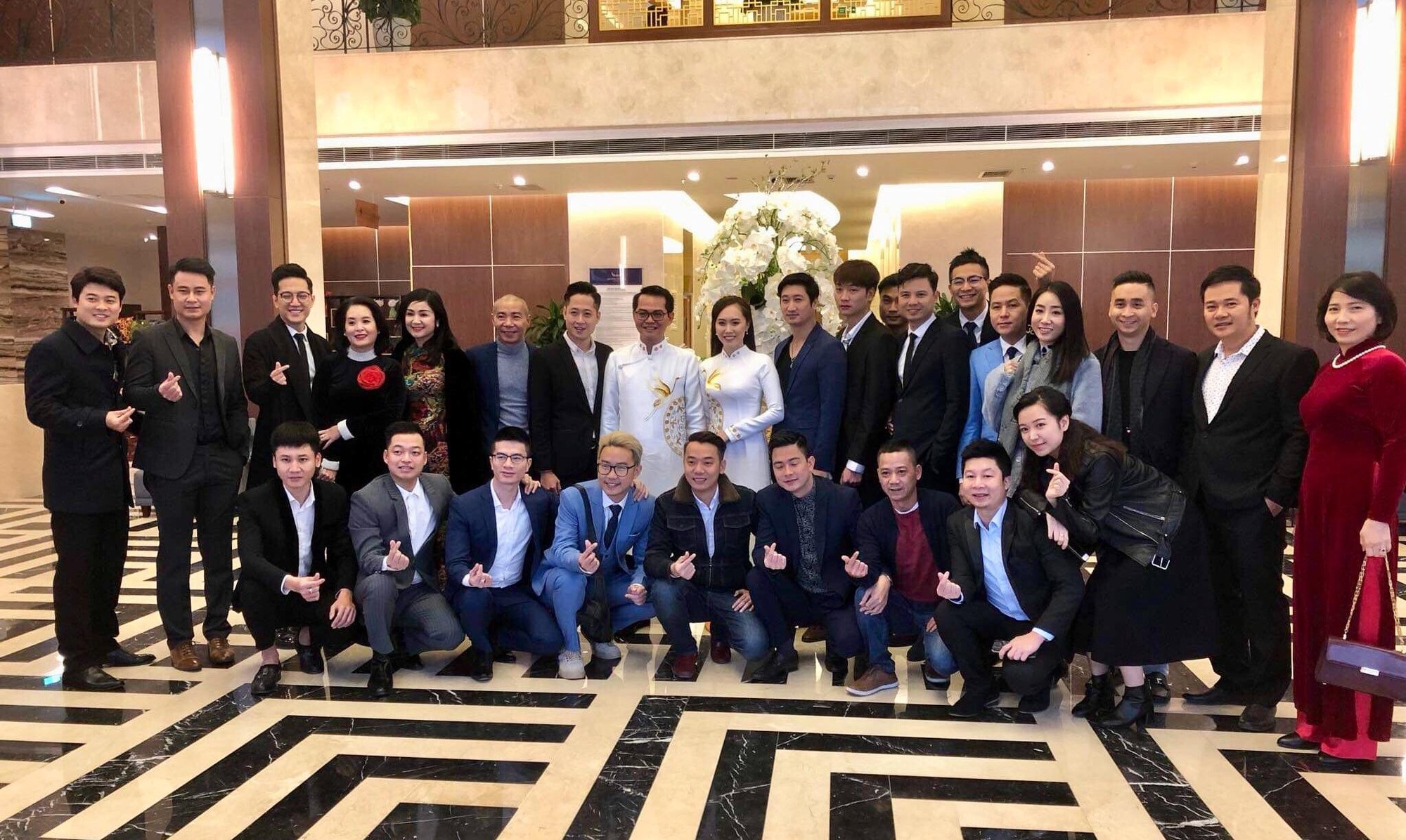 NSND Trung Hiếu hôn vợ 9x đắm đuối trong lễ cưới ở Sơn La - Ảnh 11. NSND Trung Hiếu hôn vợ 9x đắm đuối trong lễ cưới ở Sơn La - Ảnh 11.