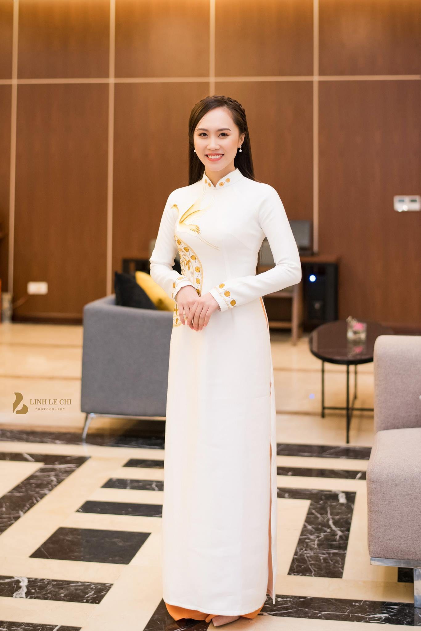 NSND Trung Hiếu hôn vợ 9x đắm đuối trong lễ cưới ở Sơn La - Ảnh 6. NSND Trung Hiếu hôn vợ 9x đắm đuối trong lễ cưới ở Sơn La - Ảnh 6.