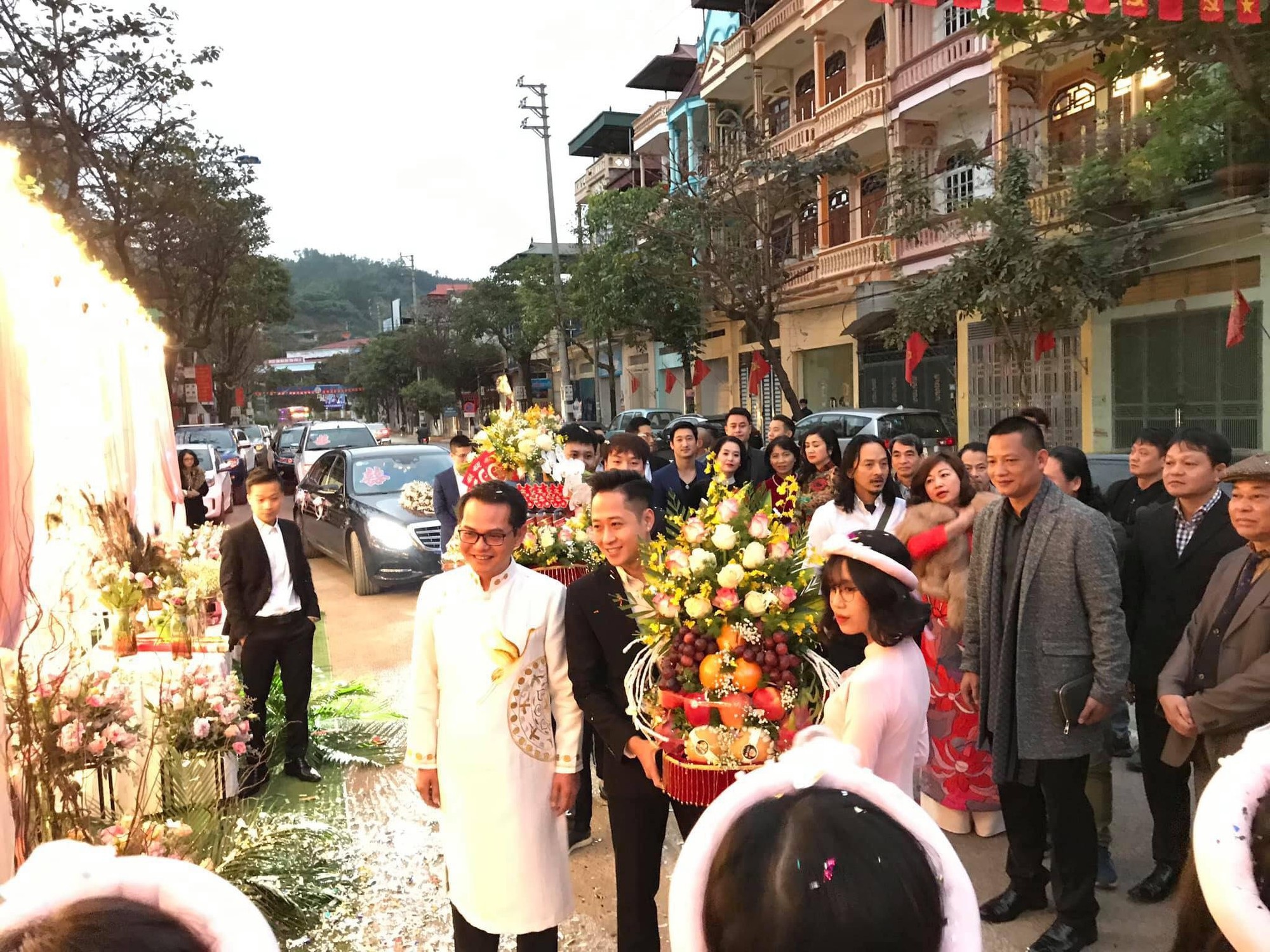 NSND Trung Hiếu hôn vợ 9x đắm đuối trong lễ cưới ở Sơn La - Ảnh 1. NSND Trung Hiếu hôn vợ 9x đắm đuối trong lễ cưới ở Sơn La - Ảnh 1.