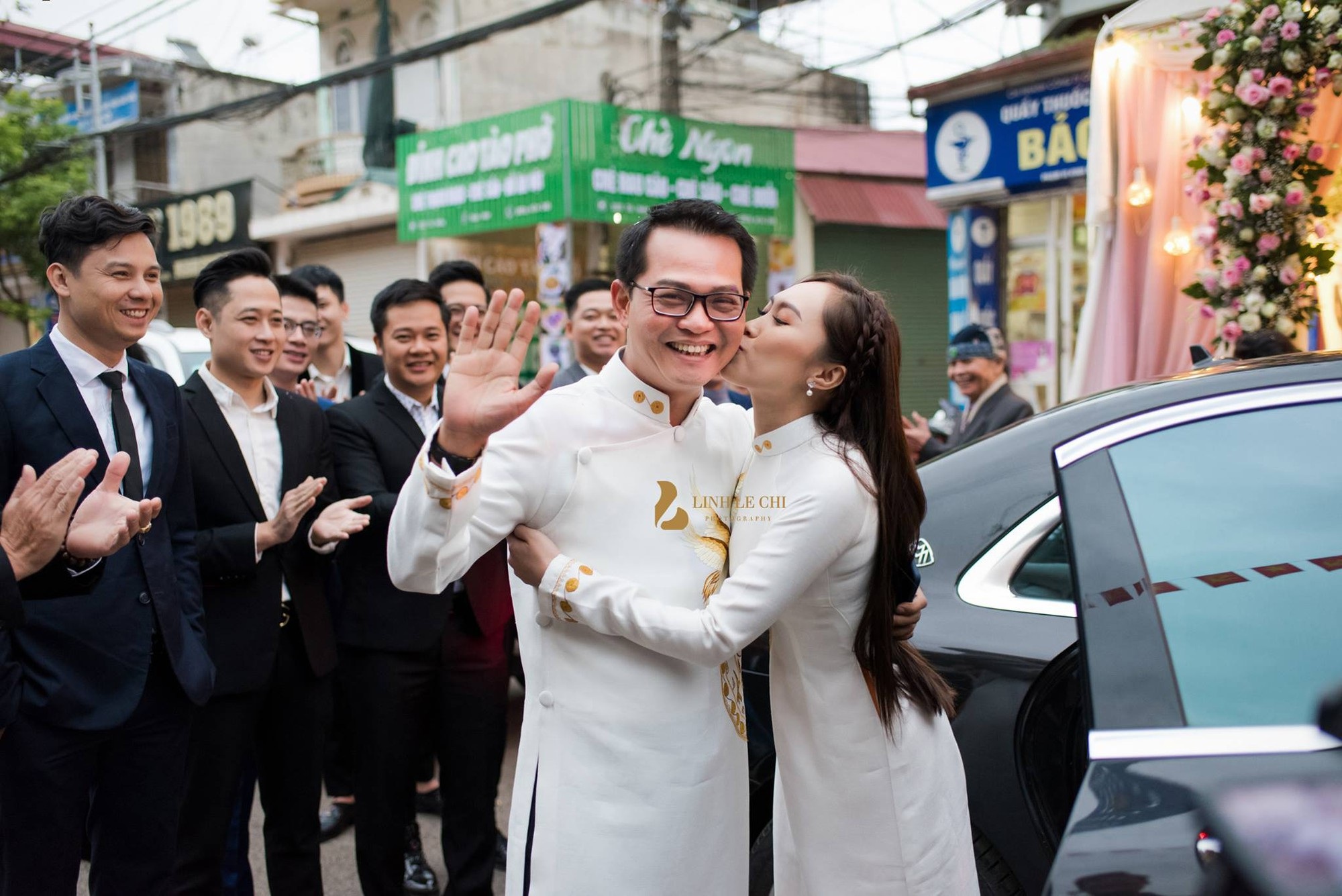 NSND Trung Hiếu hôn vợ 9x đắm đuối trong lễ cưới ở Sơn La - Ảnh 4. NSND Trung Hiếu hôn vợ 9x đắm đuối trong lễ cưới ở Sơn La - Ảnh 4.