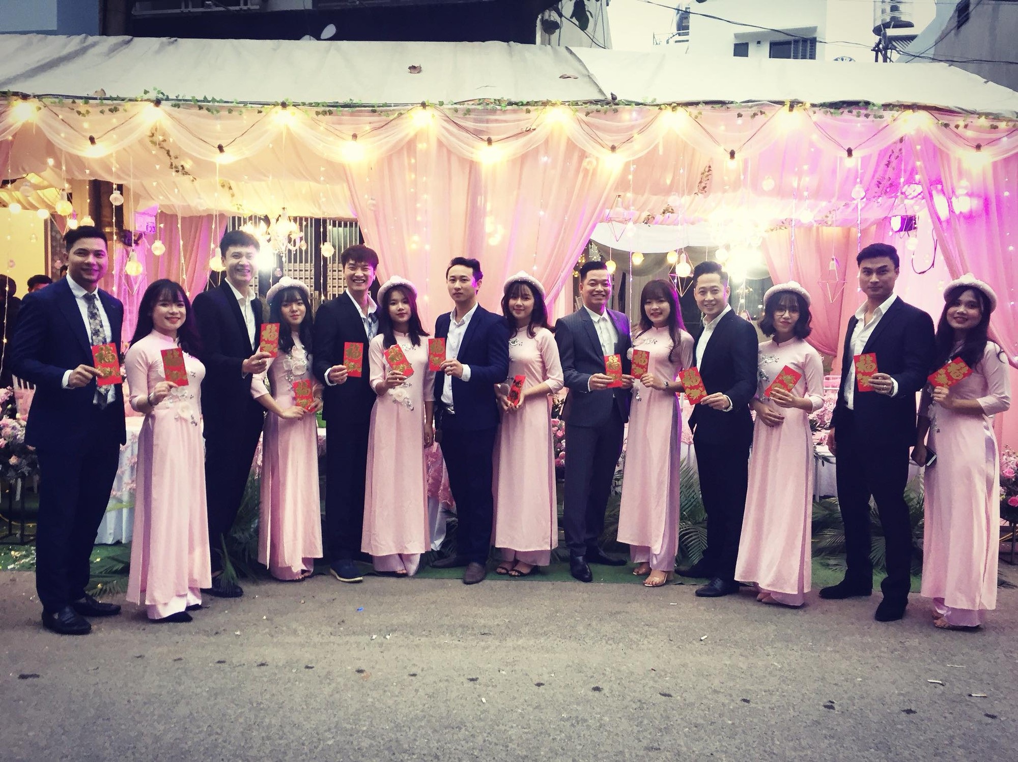 NSND Trung Hiếu hôn vợ 9x đắm đuối trong lễ cưới ở Sơn La - Ảnh 10. NSND Trung Hiếu hôn vợ 9x đắm đuối trong lễ cưới ở Sơn La - Ảnh 10.