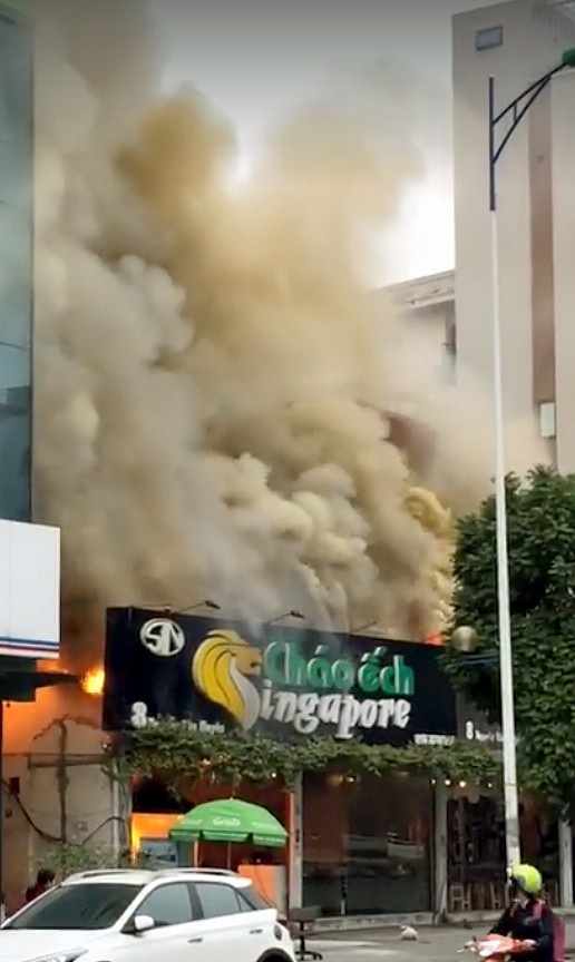Hà Nội: Lửa thiêu rụi quán Cháo ếch Singapore - Ảnh 2.