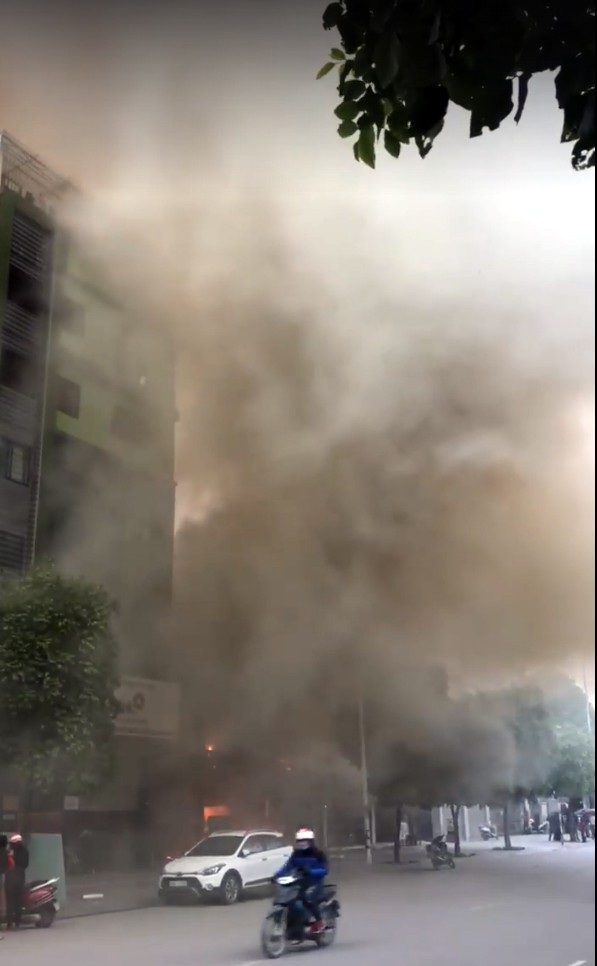 Hà Nội: Lửa thiêu rụi quán Cháo ếch Singapore - Ảnh 3.