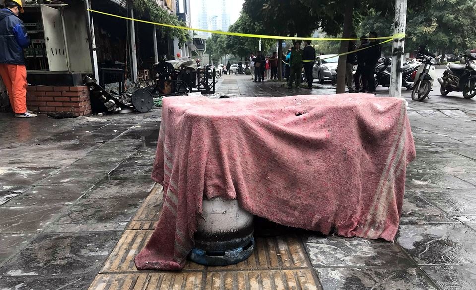 Hà Nội: Lửa thiêu rụi quán Cháo ếch Singapore - Ảnh 4.