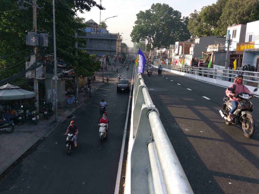 Thông xe cầu vượt chữ N “giải cứu” sân bay Tân Sơn Nhất - Ảnh 2. Thông xe cầu vượt chữ N “giải cứu” sân bay Tân Sơn Nhất - Ảnh 2.