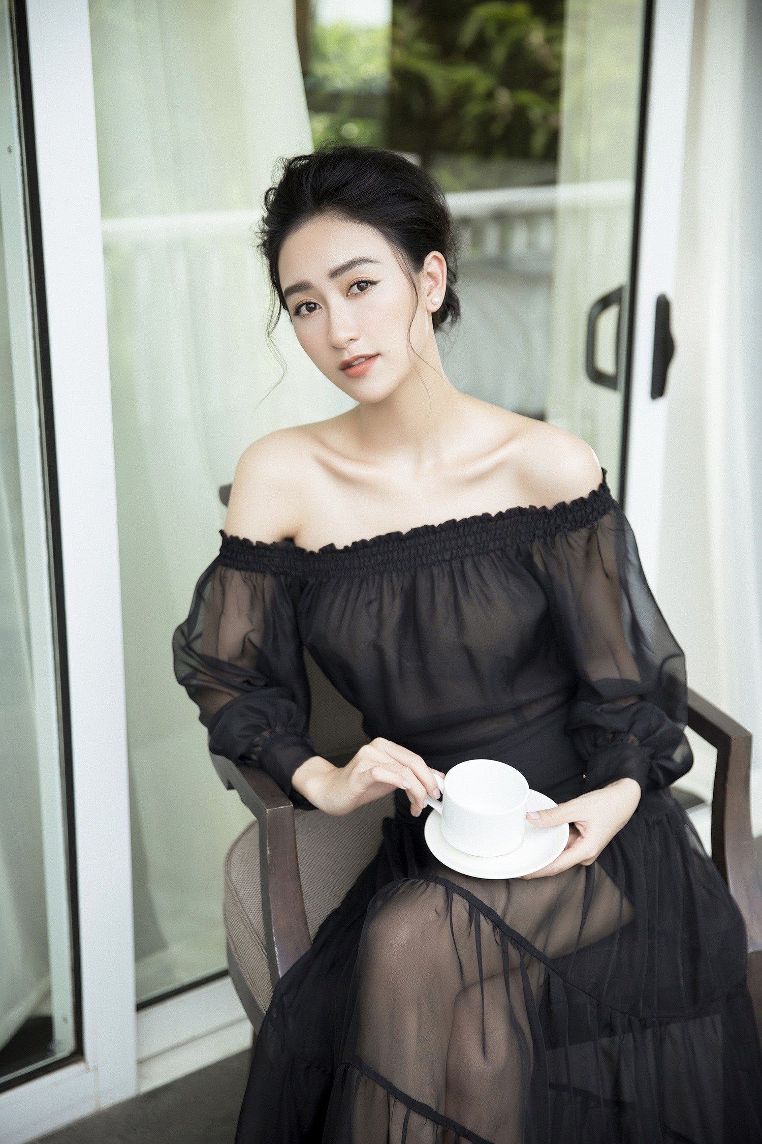 Á hậu Hà Thu buông lơi gợi cảm trước thềm năm mới Kỷ Hợi - Ảnh 14. Á hậu Hà Thu buông lơi gợi cảm trước thềm năm mới Kỷ Hợi - Ảnh 14.