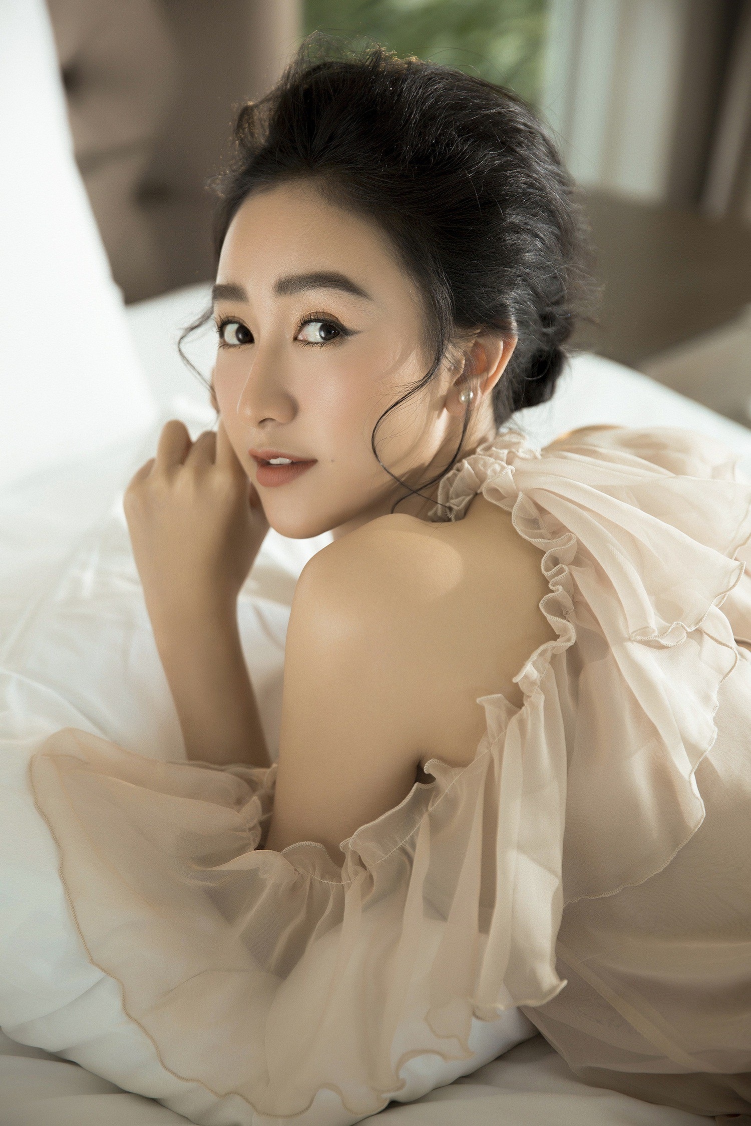 Á hậu Hà Thu buông lơi gợi cảm trước thềm năm mới Kỷ Hợi - Ảnh 6. Á hậu Hà Thu buông lơi gợi cảm trước thềm năm mới Kỷ Hợi - Ảnh 6.