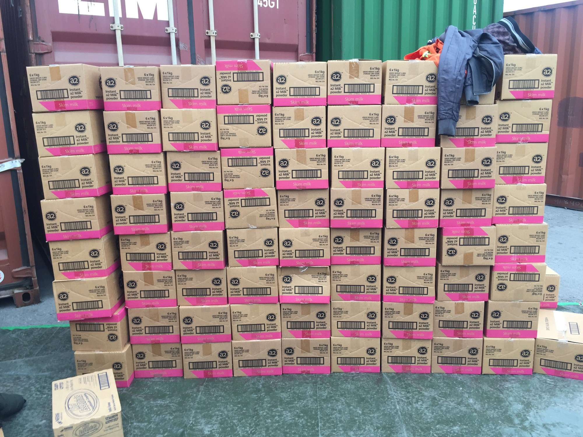 Khởi tố điều tra lô hàng 21 tấn sữa nhập khẩu có dấu hiệu trái phép - Ảnh 3. Khởi tố điều tra lô hàng 21 tấn sữa nhập khẩu có dấu hiệu trái phép - Ảnh 3.