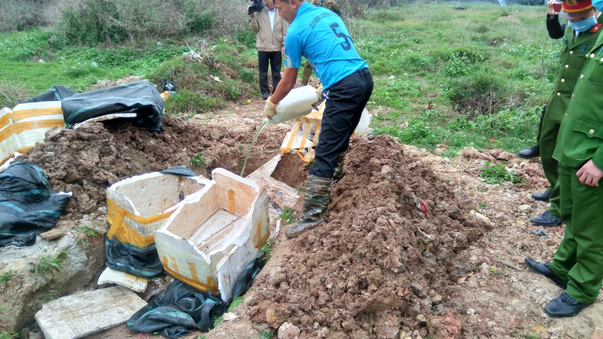 Bắt xe ô tô vận chuyển hơn 1 tấn nầm lợn bốc mùi hôi thối - Ảnh 1. Bắt xe ô tô vận chuyển hơn 1 tấn nầm lợn bốc mùi hôi thối - Ảnh 1.
