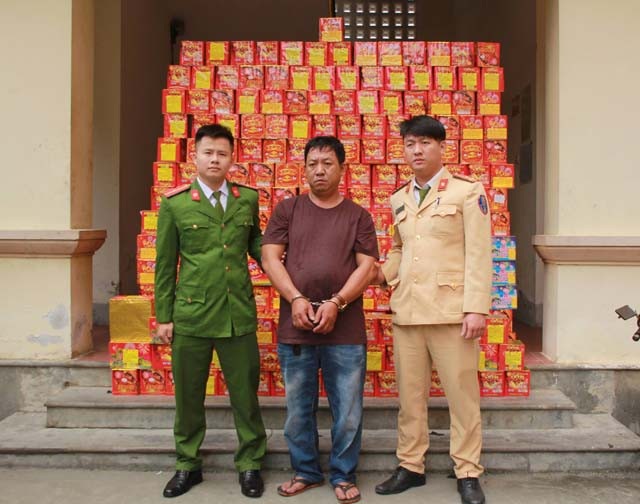Đi Trung Quốc chở hàng, “tiện thể” buôn hơn 4 tạ pháo - Ảnh 2. Đi Trung Quốc chở hàng, “tiện thể” buôn hơn 4 tạ pháo - Ảnh 2.