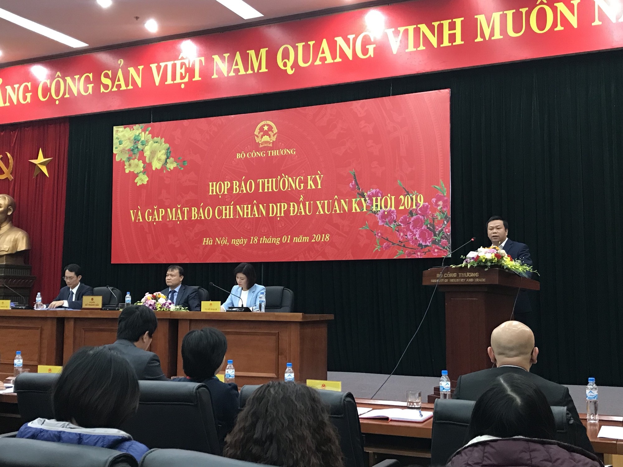 Bộ Công Thương có cho tăng giá điện trước Tết? - Ảnh 1. Bộ Công Thương có cho tăng giá điện trước Tết? - Ảnh 1.