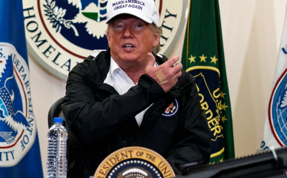 Miếng băng vết thương trên tay ông Trump gây xôn xao - Ảnh 1.