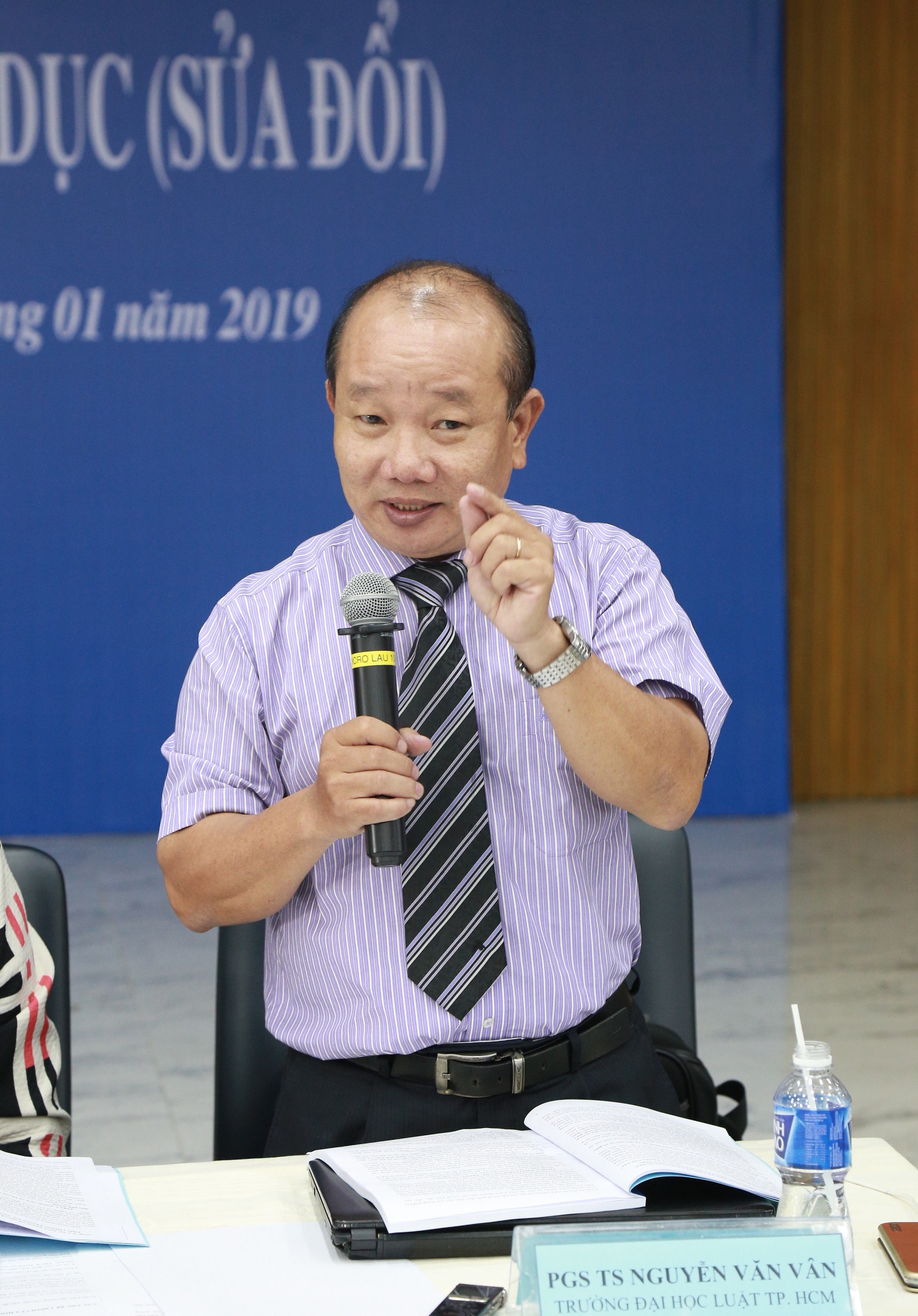 Hiệu trưởng trường phổ thông không có nhiệm vụ tăng nguồn thu - Ảnh 1. Hiệu trưởng trường phổ thông không có nhiệm vụ tăng nguồn thu - Ảnh 1.