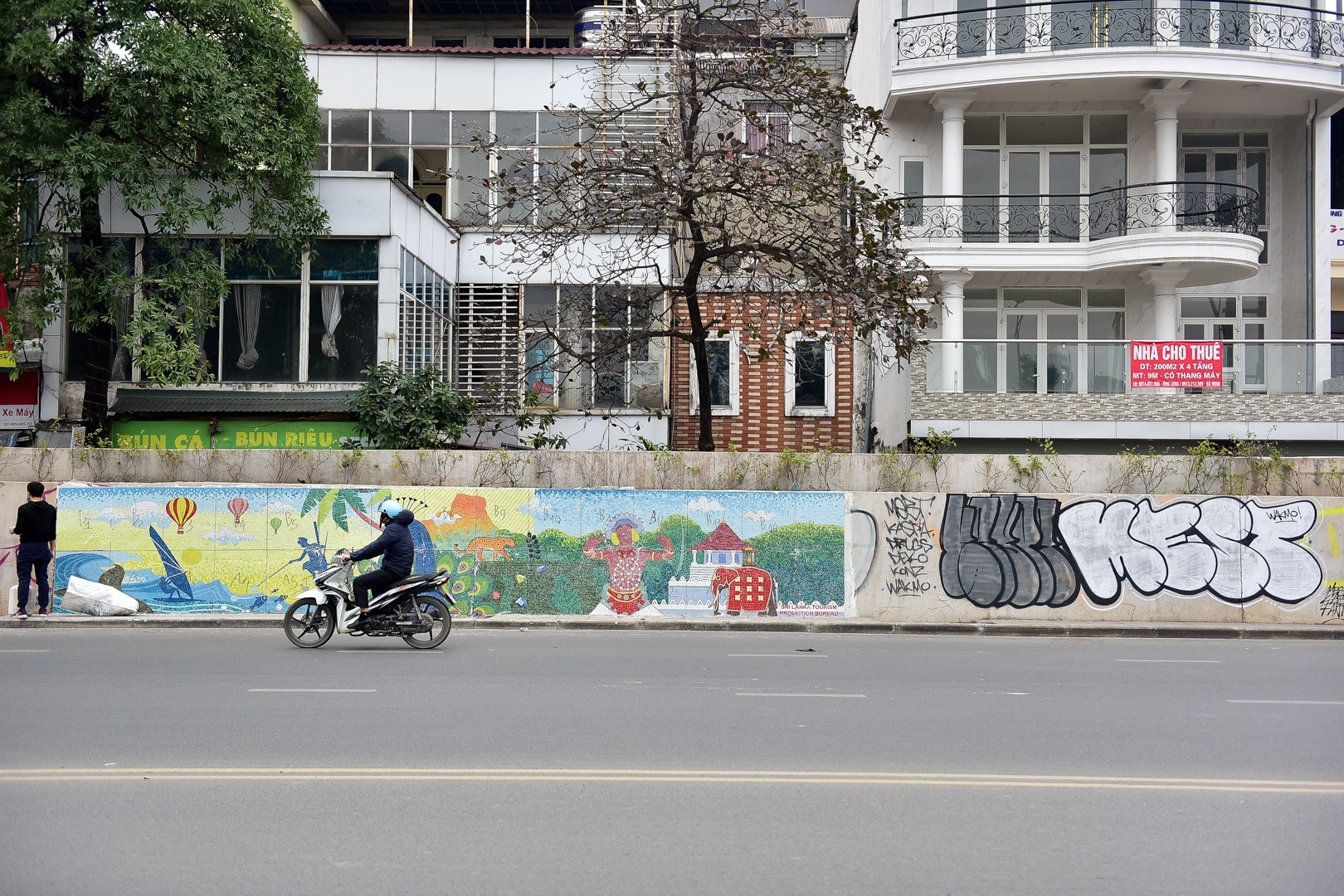 Vẽ graffiti kín tuyến đường tiền tỷ mới mở rộng ở Hà Nội - Ảnh 11. Vẽ graffiti kín tuyến đường tiền tỷ mới mở rộng ở Hà Nội - Ảnh 11.