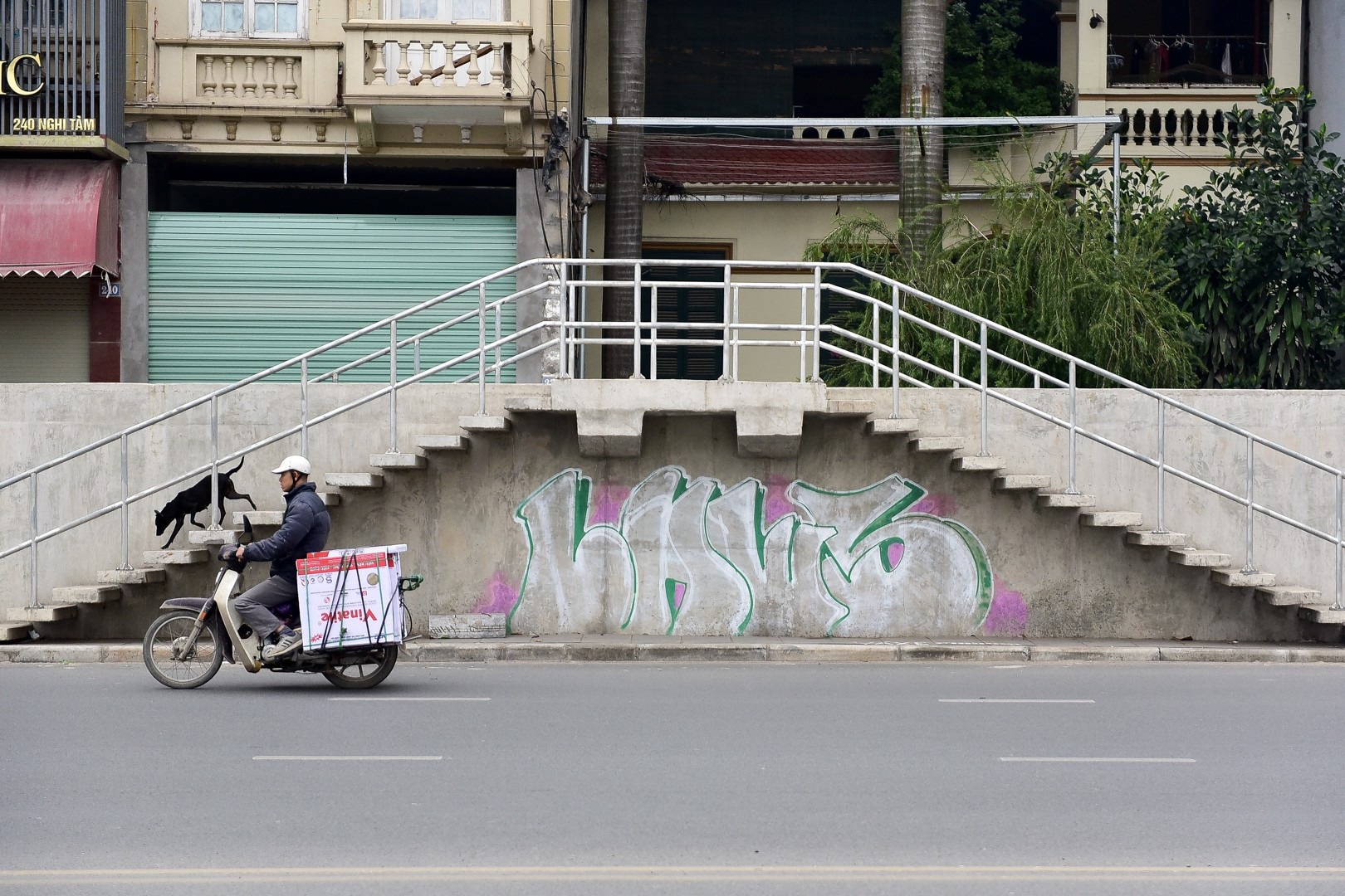 Vẽ graffiti kín tuyến đường tiền tỷ mới mở rộng ở Hà Nội - Ảnh 10. Vẽ graffiti kín tuyến đường tiền tỷ mới mở rộng ở Hà Nội - Ảnh 10.