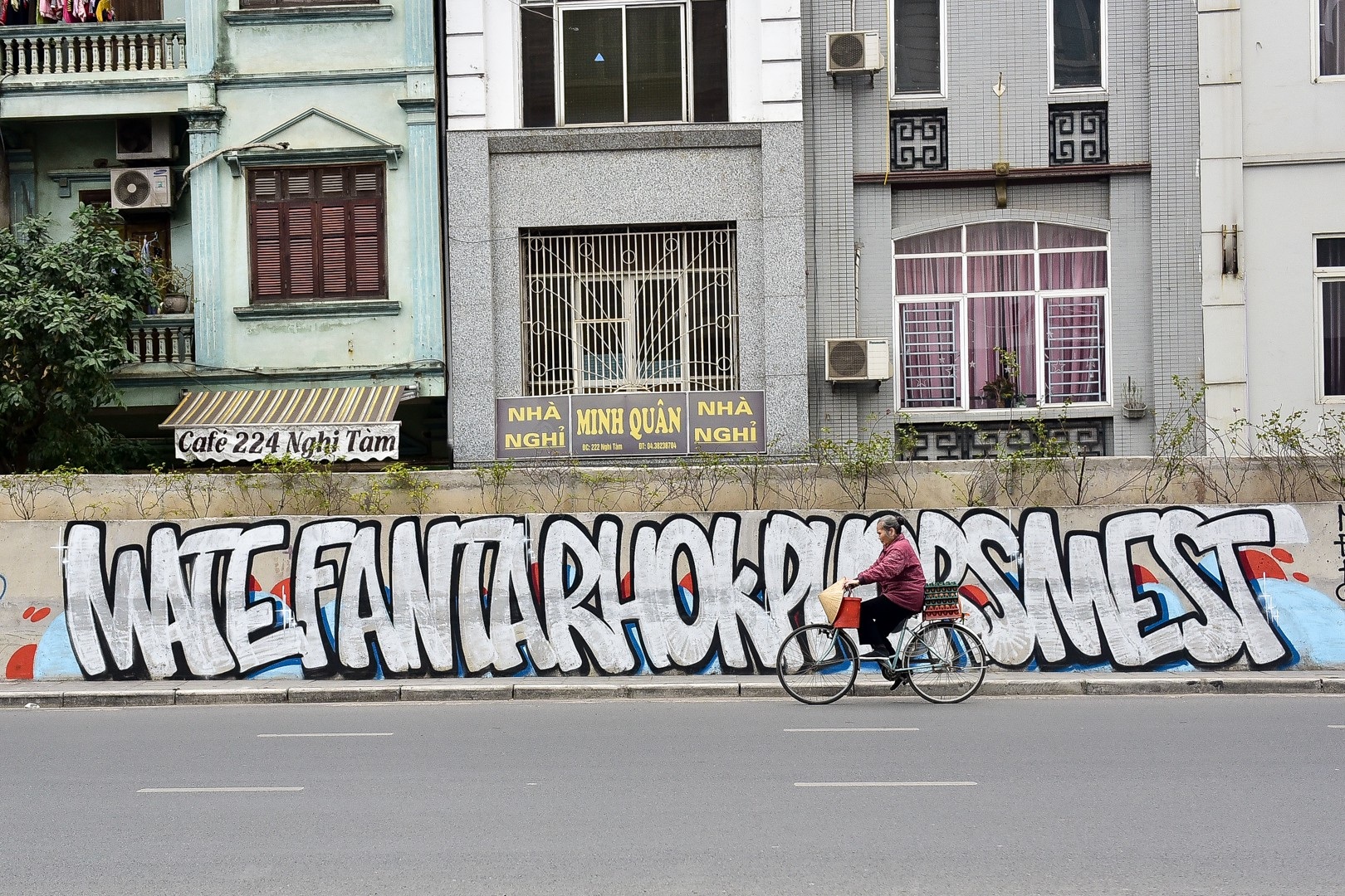 Vẽ graffiti kín tuyến đường tiền tỷ mới mở rộng ở Hà Nội - Ảnh 8. Vẽ graffiti kín tuyến đường tiền tỷ mới mở rộng ở Hà Nội - Ảnh 8.