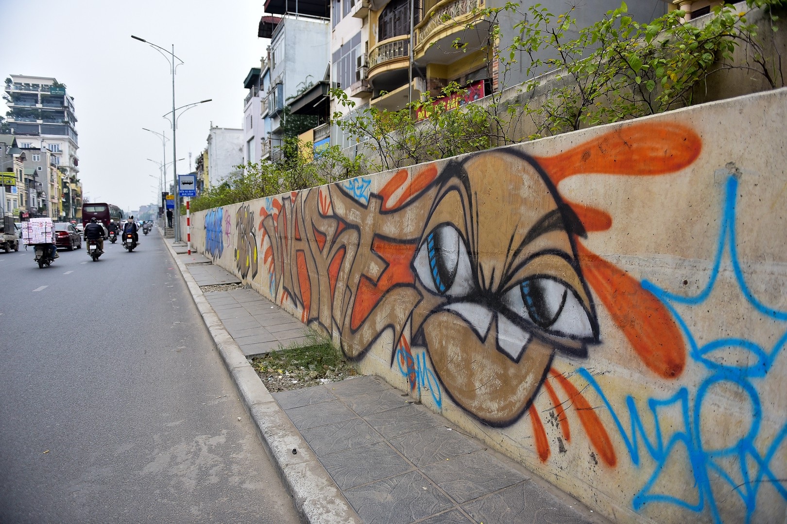 Vẽ Graffiti Kín Tuyến Đường Tiền Tỷ Mới Mở Rộng Ở Hà Nội | Báo Dân Trí