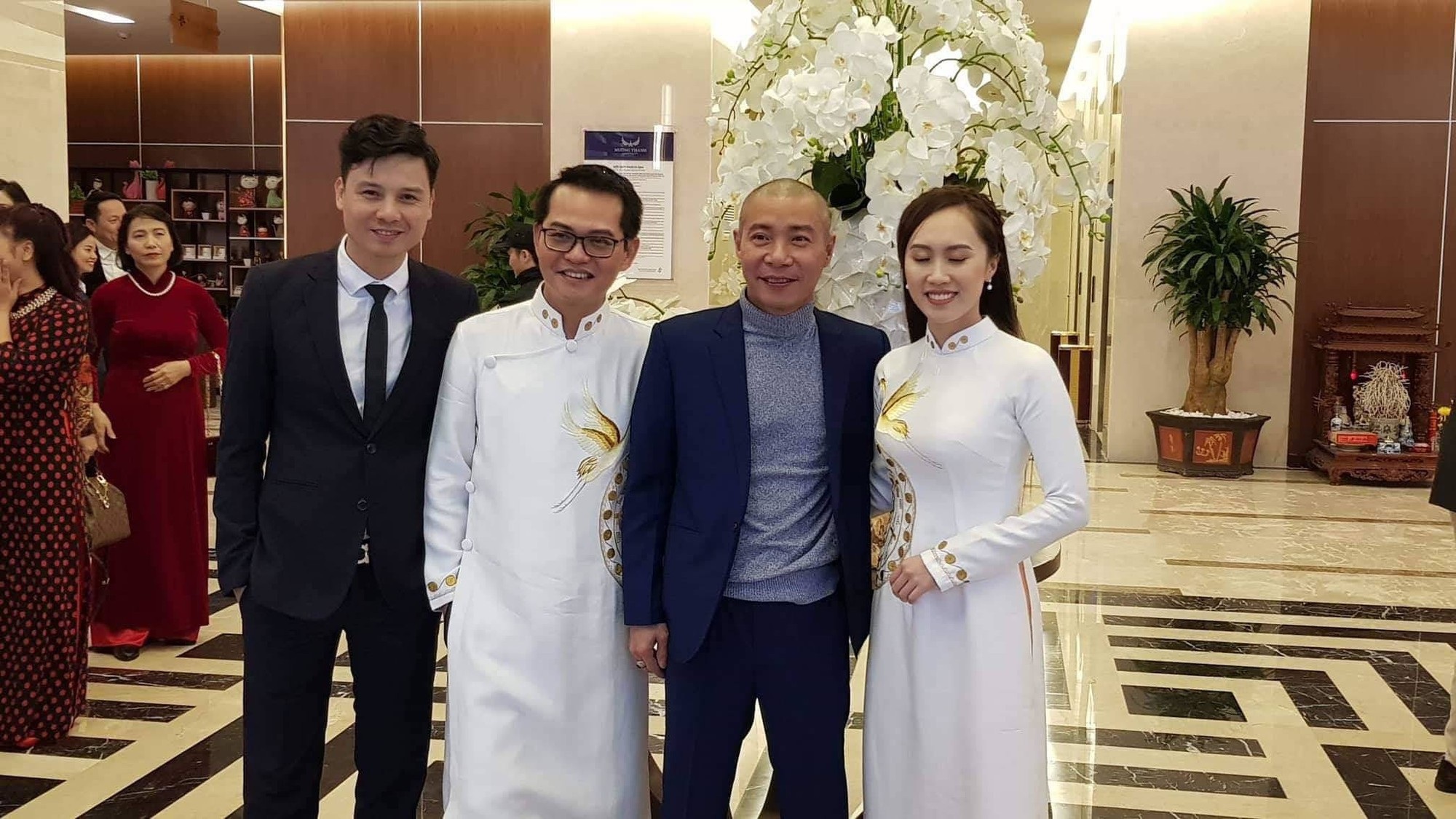 NSND Trung Hiếu hôn vợ 9x đắm đuối trong lễ cưới ở Sơn La - Ảnh 12. NSND Trung Hiếu hôn vợ 9x đắm đuối trong lễ cưới ở Sơn La - Ảnh 12.