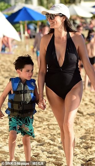 Triệu phú Simon Cowell đưa bạn gái kém 18 tuổi đi nghỉ mát ở Barbados - 4
Eric, 4 tuổi là con đầu lòng của ông bầu giàu có Simon Cowell