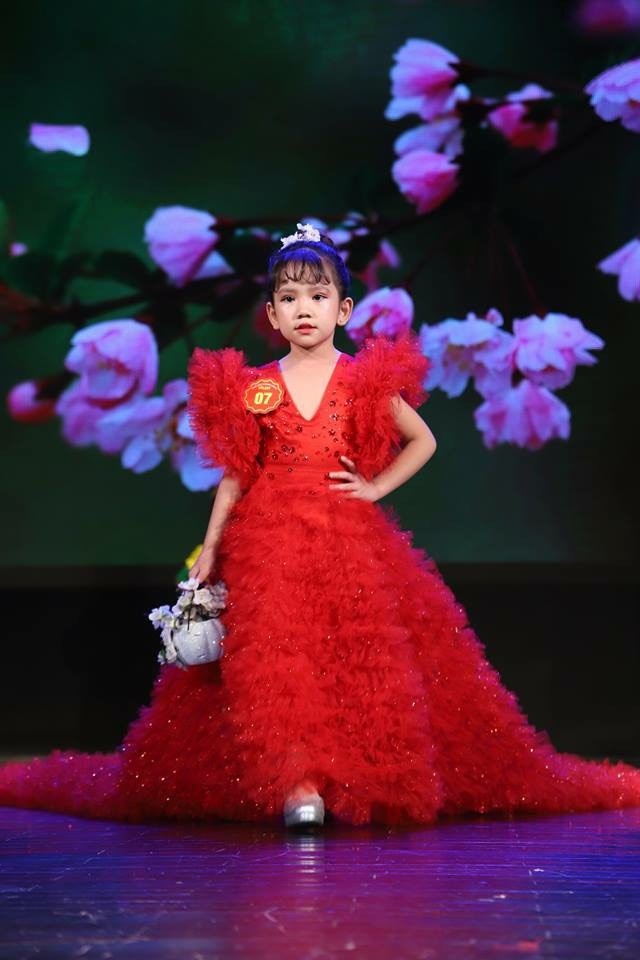 6 gương mặt giành ngôi vị cao nhất của Gương mặt tài năng nhí 2018 - 2 Đỗ Hoàng Quyên - cô bé 6 tuổi trong bộ váy dạ hội màu đỏ giống một nàng công chúa bước ra từ cổ tích đã xuất sắc giành ngôi vị Quán quân 2.