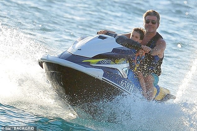 Triệu phú Simon Cowell đưa bạn gái kém 18 tuổi đi nghỉ mát ở Barbados - 11
Ông chia sẻ cuộc sống có cậu con trai nhỏ vui vẻ và sôi động hơn nhiều.