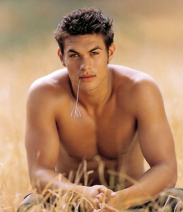 Ngắm thân hình đẹp như tượng của “Aquaman” Jason Momoa - 2
Jason sở hữu chiều cao ấn tượng 193cm cùng vẻ đẹp nam tính, thô ráp và hoang dã.