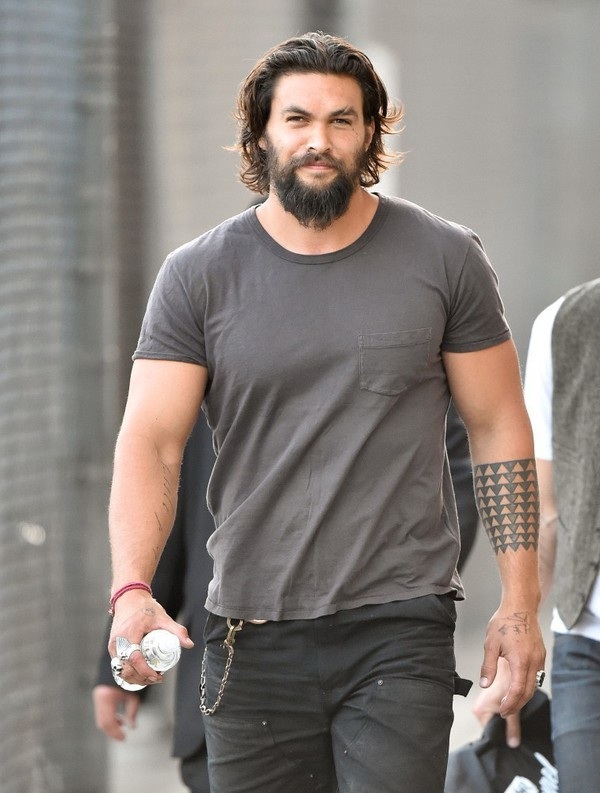 Ngắm thân hình đẹp như tượng của “Aquaman” Jason Momoa - 4
Để duy trì được thân hình vạm vỡ, lực lưỡng, Jason phải duy trì chế độ tập luyện khắc nghiệt và ăn uống rất khoa học. Anh rèn thể lực hơn hai tiếng mỗi ngày, 5 ngày mỗi tuần. Ngoài tập gym, Jason Momoa leo núi và lướt sóng và ăn rất ít.