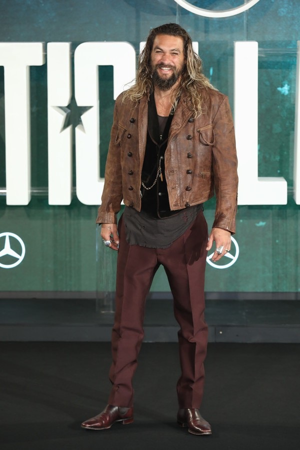 Ngắm thân hình đẹp như tượng của “Aquaman” Jason Momoa - 13
Dù bên cạnh luôn có những bóng hồng xinh đẹp nhưng Jason toàn tâm toàn ý với vợ và rất có trách nhiệm với gia đình.