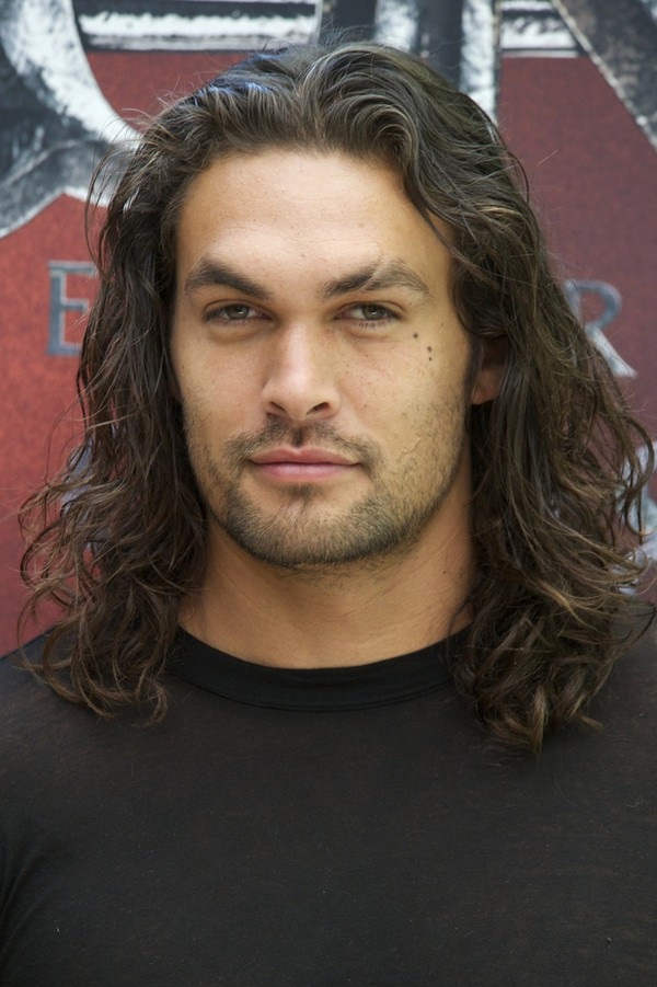 Ngắm thân hình đẹp như tượng của “Aquaman” Jason Momoa - 3
Trước khi trở thành ngôi sao nổi tiếng tại Hollywood, Jason Momoa từng có những năm tháng rất khó khăn để khẳng định tên tuổi. Cha anh là người gốc Hawaii còn mẹ tới từ vùng Trung Tây của Mỹ nên Jason có phong cách khá khác biệt với những ngôi sao nổi tiếng của Mỹ.