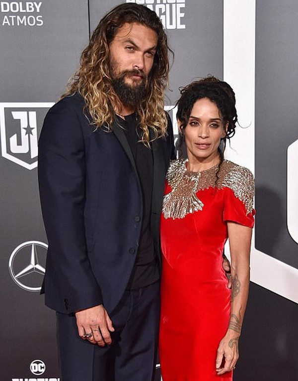 Ngắm thân hình đẹp như tượng của “Aquaman” Jason Momoa - 14
Trong chương trình The Late Late Show, anh từng chia sẻ rằng, anh phải lòng Lisa từ khi xem cô trên truyền hình khi mới chỉ là một cậu bé 8 tuổi. Đến năm anh 26 tuổi, họ tình cờ gặp nhau ở một câu lạc bộ nhạc Jazz. Kể từ đó, anh quyết tâm theo đuổi cô, bất chấp việc Lisa đã có con riêng với chồng cũ - rocker Lenny Kravitz và hơn anh tới 12 tuổi.