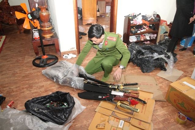 Phát hiện nhiều hàng “nóng”, pháo lậu ở cửa hàng bách hóa - 1 Công an phát hiện nhiều dao, kiếm tại cửa hàng.