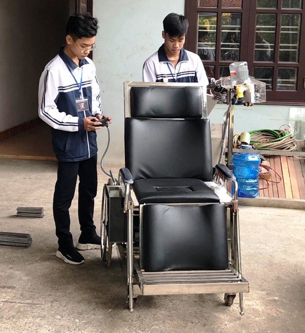 Học sinh sáng chế “giường hỗ trợ người mất khả năng vận động tay chân” - Ảnh 1. Học sinh sáng chế “giường hỗ trợ người mất khả năng vận động tay chân” - Ảnh 1.