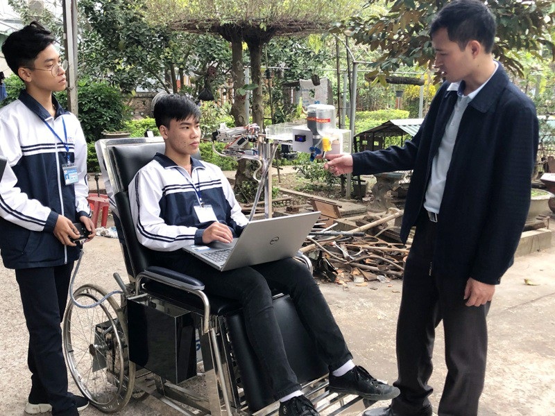 Học sinh sáng chế “giường hỗ trợ người mất khả năng vận động tay chân” - Ảnh 2. Học sinh sáng chế “giường hỗ trợ người mất khả năng vận động tay chân” - Ảnh 2.