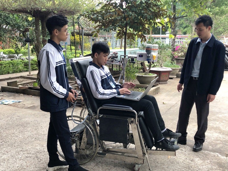 Học sinh sáng chế “giường hỗ trợ người mất khả năng vận động tay chân” - Ảnh 3. Học sinh sáng chế “giường hỗ trợ người mất khả năng vận động tay chân” - Ảnh 3.