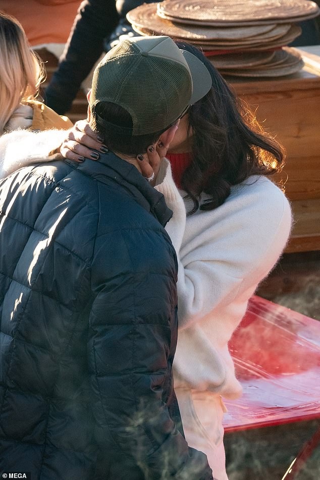 Priyanka Chopra tình tứ hôn chồng kém 10 tuổi - Ảnh 3. Priyanka Chopra tình tứ hôn chồng kém 10 tuổi - Ảnh 3.