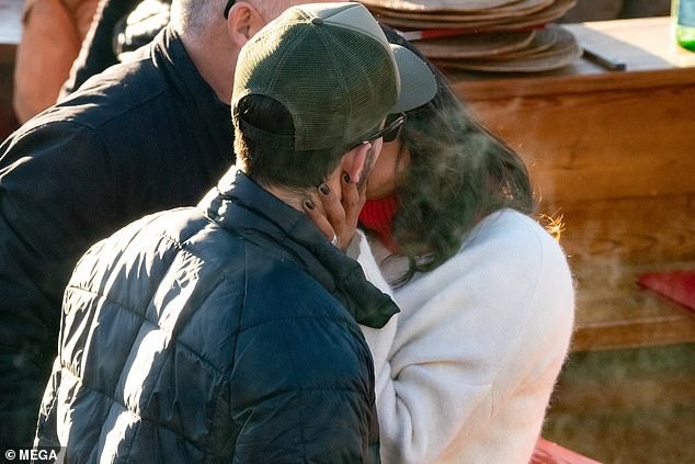 Priyanka Chopra tình tứ hôn chồng kém 10 tuổi - Ảnh 4. Priyanka Chopra tình tứ hôn chồng kém 10 tuổi - Ảnh 4.