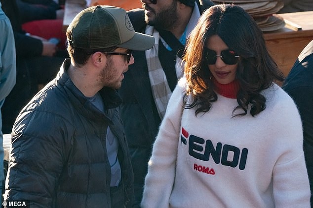 Priyanka Chopra tình tứ hôn chồng kém 10 tuổi - Ảnh 5. Priyanka Chopra tình tứ hôn chồng kém 10 tuổi - Ảnh 5.