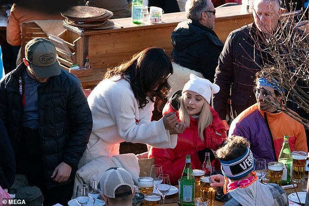 Priyanka Chopra tình tứ hôn chồng kém 10 tuổi - Ảnh 6. Priyanka Chopra tình tứ hôn chồng kém 10 tuổi - Ảnh 6.