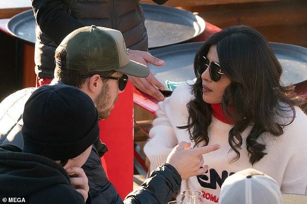 Priyanka Chopra tình tứ hôn chồng kém 10 tuổi - Ảnh 8. Priyanka Chopra tình tứ hôn chồng kém 10 tuổi - Ảnh 8.