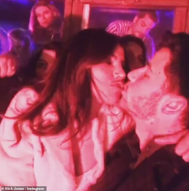 Priyanka Chopra tình tứ hôn chồng kém 10 tuổi - Ảnh 10. Priyanka Chopra tình tứ hôn chồng kém 10 tuổi - Ảnh 10.